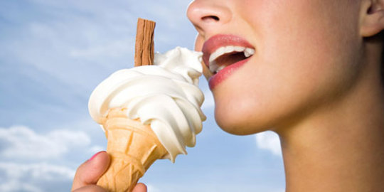 Benarkah Sakit Tenggorokan Gak Boleh Makan Es?