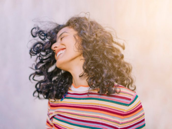Nggak Pede Karena Rambut Kamu Lepek? Yuk Atasi dengan Cara Mudah Ini