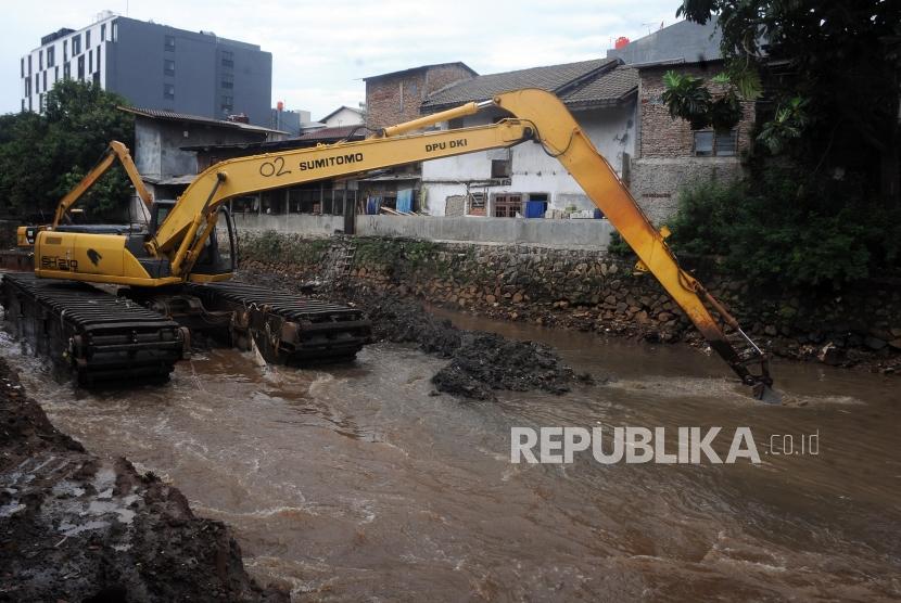 Antisipasi Banjir, Lima Kali di Jaksel Dikeruk
