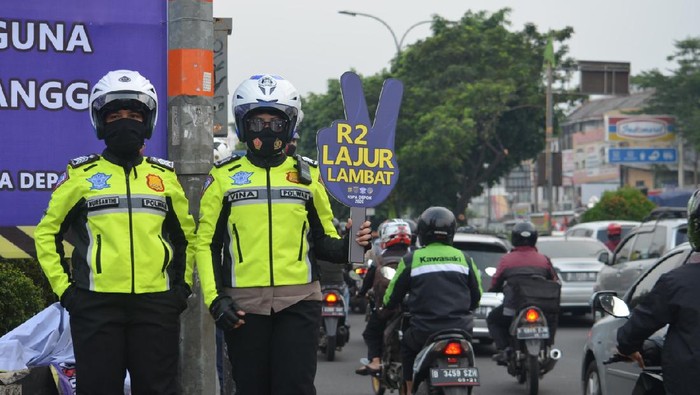 Polisi-Dishub Depok Sosialisasi Kanalisasi Sambil Bagikan Masker di Margonda