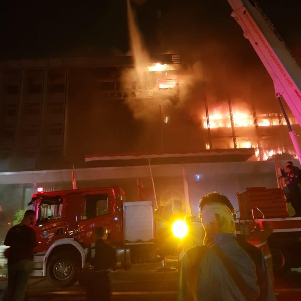 Hampir 4 Jam Kebakaran Gedung Kejaksaan Agung, 43 Unit Damkar Dikerahkan
