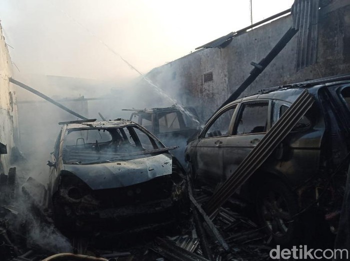 Bengkel Audio di Pasuruan Terbakar, Tiga Mobil Konsumen Ludes Jadi Kerangka