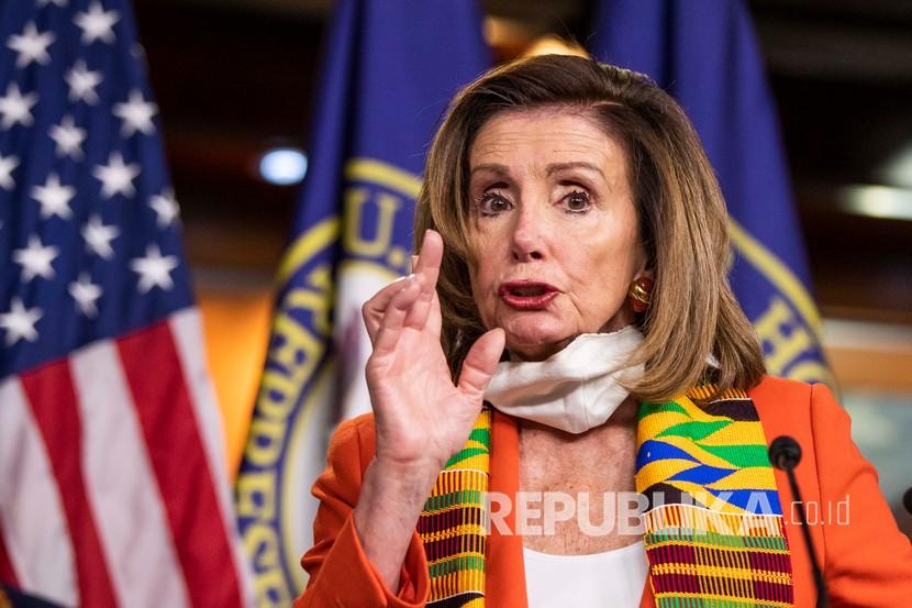 Donald Trump Serang Pelosi tak Pakai Masker Saat di Salon