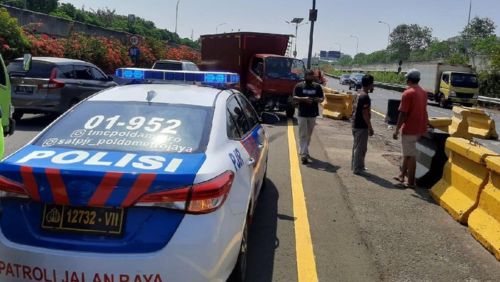 Hilang Kendali, Truk Box Tabrak Pembatas Jalan di Tol Sedyatmo