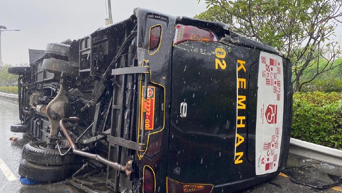 Kecelakaan Beruntun Bus Kemenhan dan 3 Kendaraan di GT Cililitan