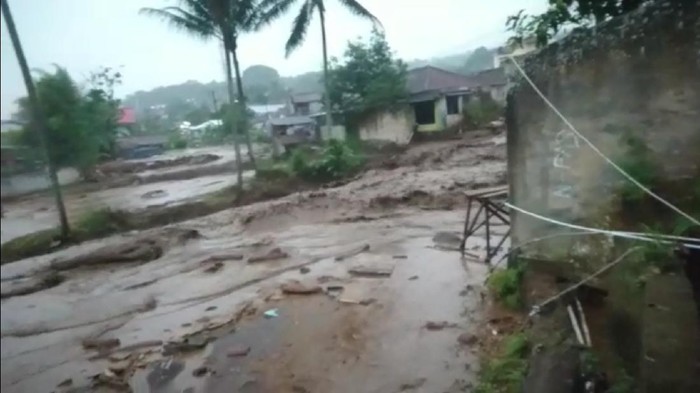 Banjir Bandang Terjang Perkampungan di Cicurug Sukabumi