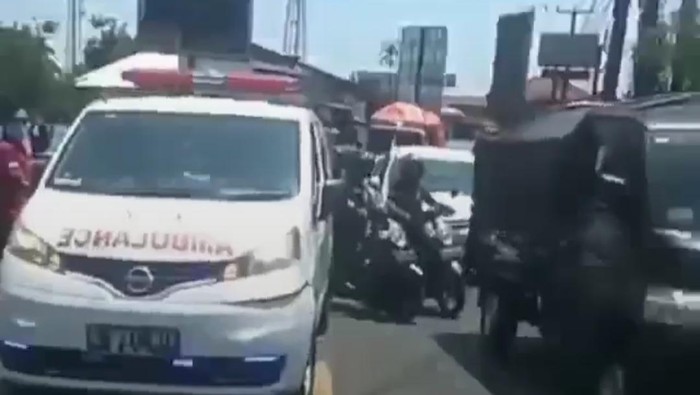 Viral Oknum Satpol PP Halangi-Tabrak Ambulans di Bogor, Ini Kata Polisi