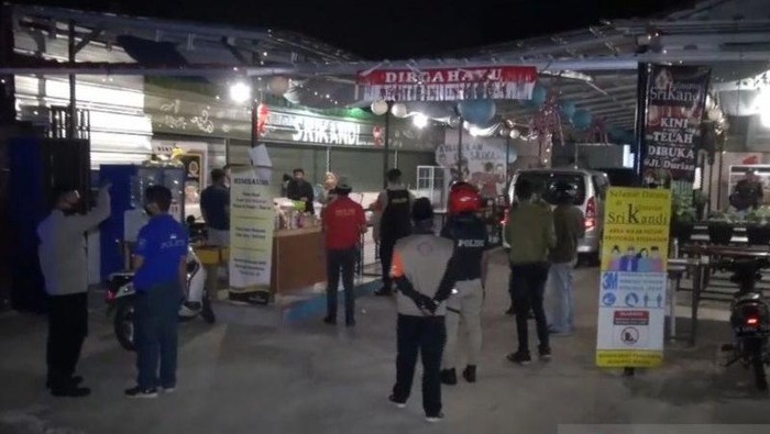 Layani Pembeli Makan di Tempat saat PSBB, Kuliner di Jagakarsa Disegel