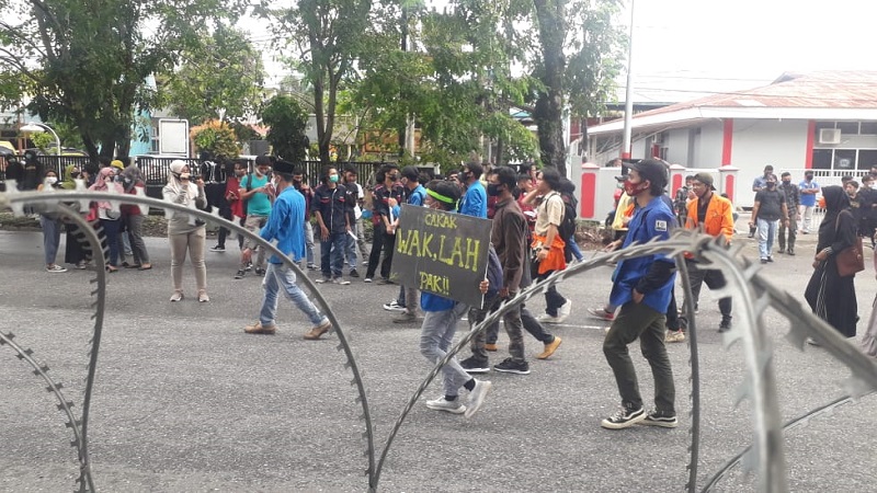 Demo Tolak Omnibus Law di Padang, Tulisan Spanduk Ini Jadi Pusat Perhatian