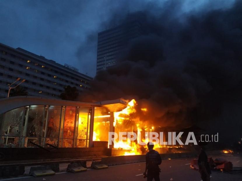 20 Halte Transjakarta Rusak Akibat Demo Tolak UU Cipta Kerja