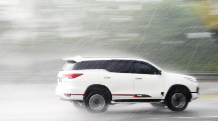 Perawatan Mobil Setelah Diguyur Hujan, Segera Bilas!